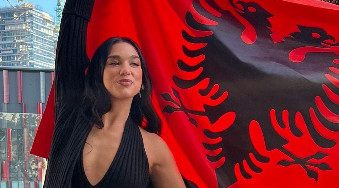 Sa vjeç bën? Dua Lipa feston sot ditëlindjen, historia e këngëtares që bëri krenarë shqiptarët..