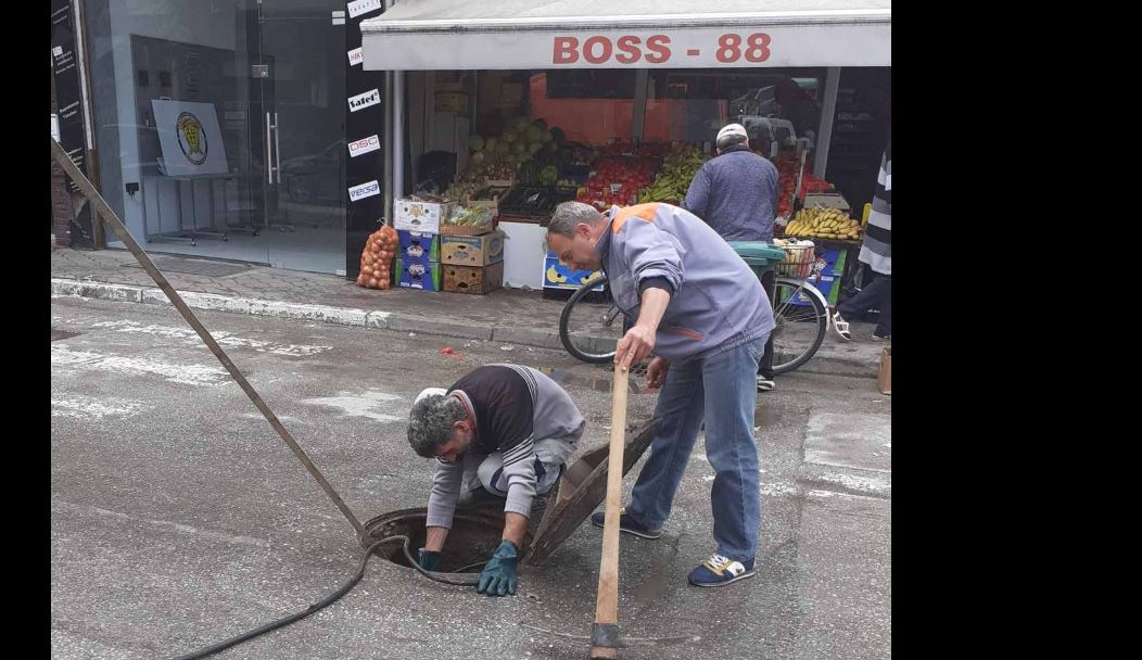 Kërçovë bëhet pastrimi i pusetave të ujërave atmosferik dhe kanalizimit fekal..! (FOTO)