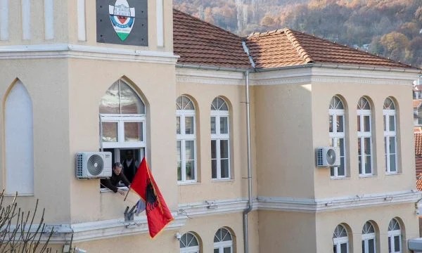 Vendosja e flamurit kombëtar, Shqiprim Arifin e ftojnë të paraqitet në një gjykatë në Serbi..!