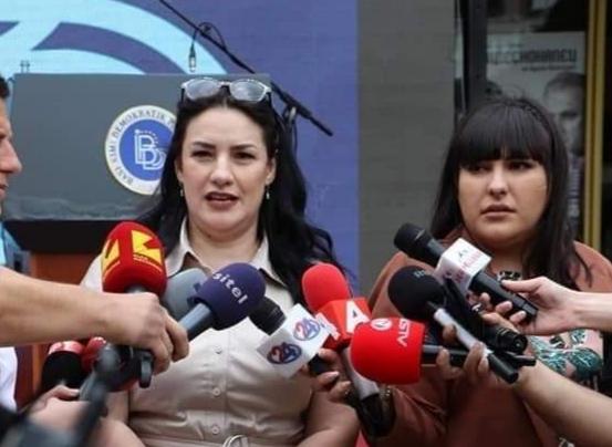 Saranda Imeri “i’a kthen” Bujarit: Nuk i keni rrethanat e para 10 vjetëve, popullit i keni ardhur në majë të hundës!