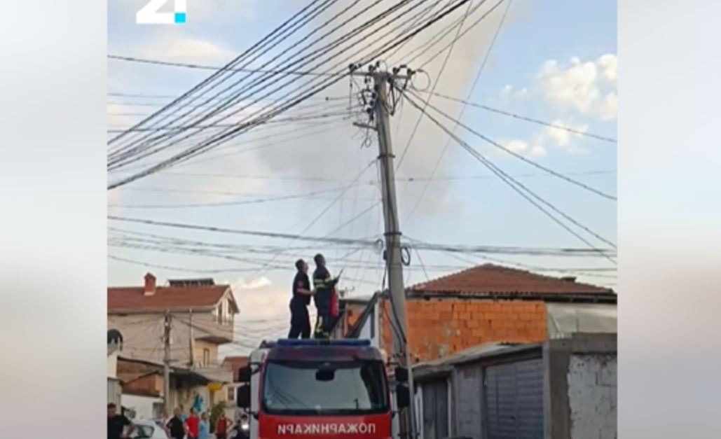 Temperaturat e larta shkaktojnë flakë në shtyllën elektrike..(VIDEO)