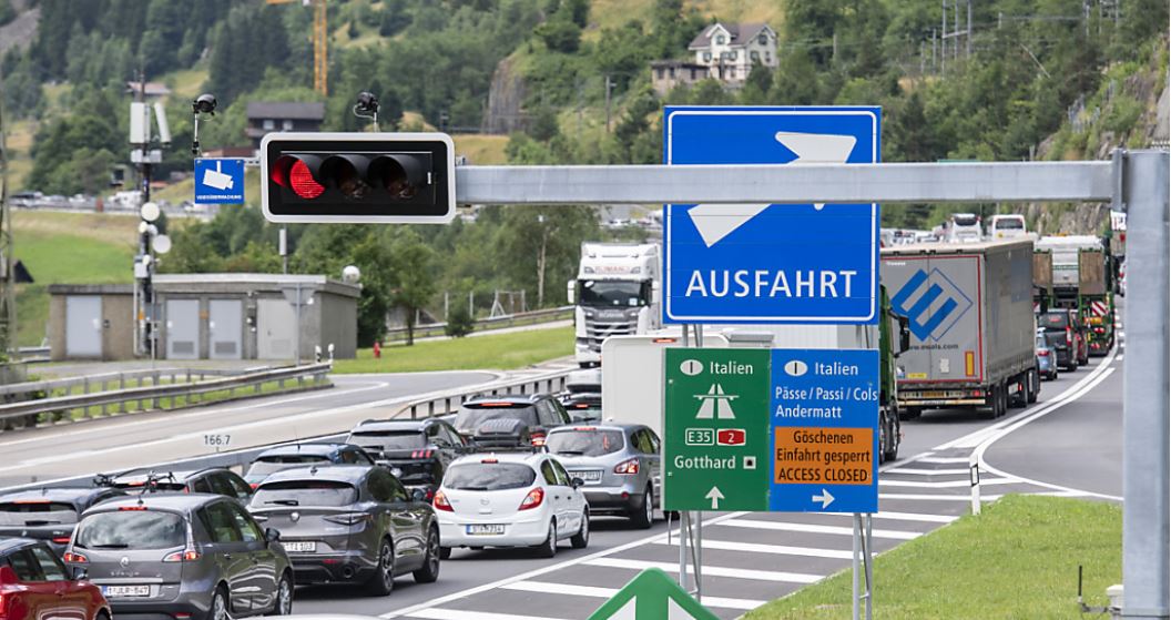 Vijnë mërgimtarët 7 kilometra kolona përpara Gotthard-it..