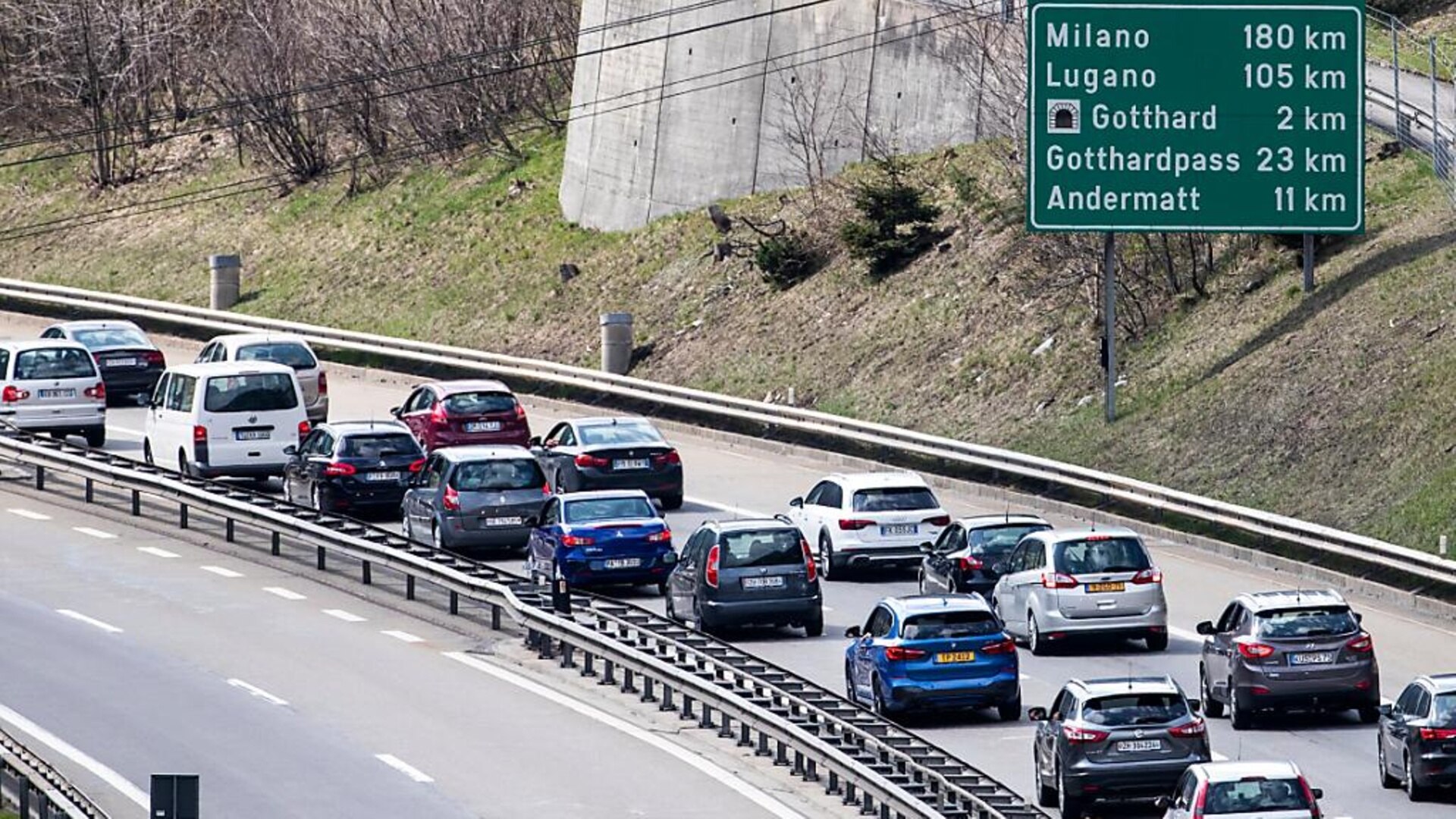 Zvicër: Tuneli Gotthard: 10 kilometra bllokim trafiku në drejtim të jugut..!