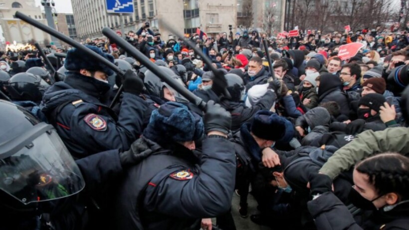 Persona të maskuar marshojnë nëpër Beograd – pushteti po mundohet t’i frikësojë protestuesit..!?