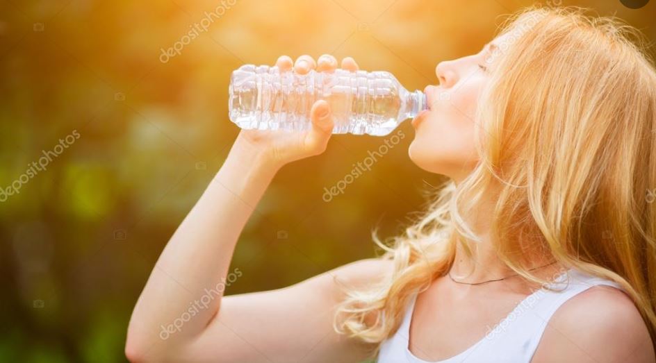 E bëjmë të gjithë këtë gabim, por pse është e rrezikshme të pish ujë nga shishet plastike..?!
