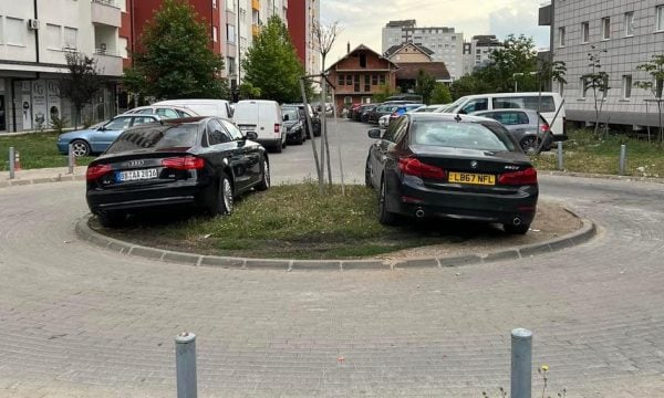 E turpshme, dy mërgimtarë parkuan veturat në mënyrë të tmerrshme..!