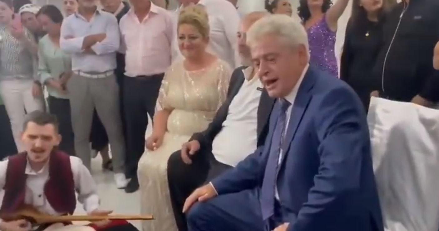 Ali Ahmeti ja thotë këngës së radhës në një dasëm..(VIDEO)