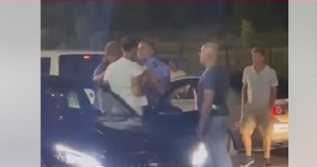 Mërgimtari përplaset fizikisht me policin në Kufi..! (VIDEO)