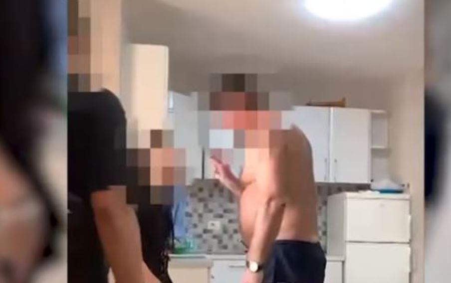 Arrestohet kosovari, mbajti peng 6 turistë italianë pasi pretendoi se i kishin dëmtuar pajisjet e apartamentit me qira (VIDEO)