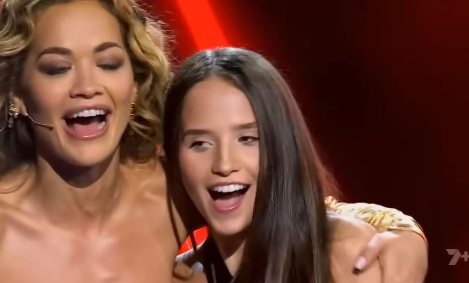 Rita Ora përqafon dhe i flet shqip konkurrentes së “The Voice Australia”..(VIDEO)