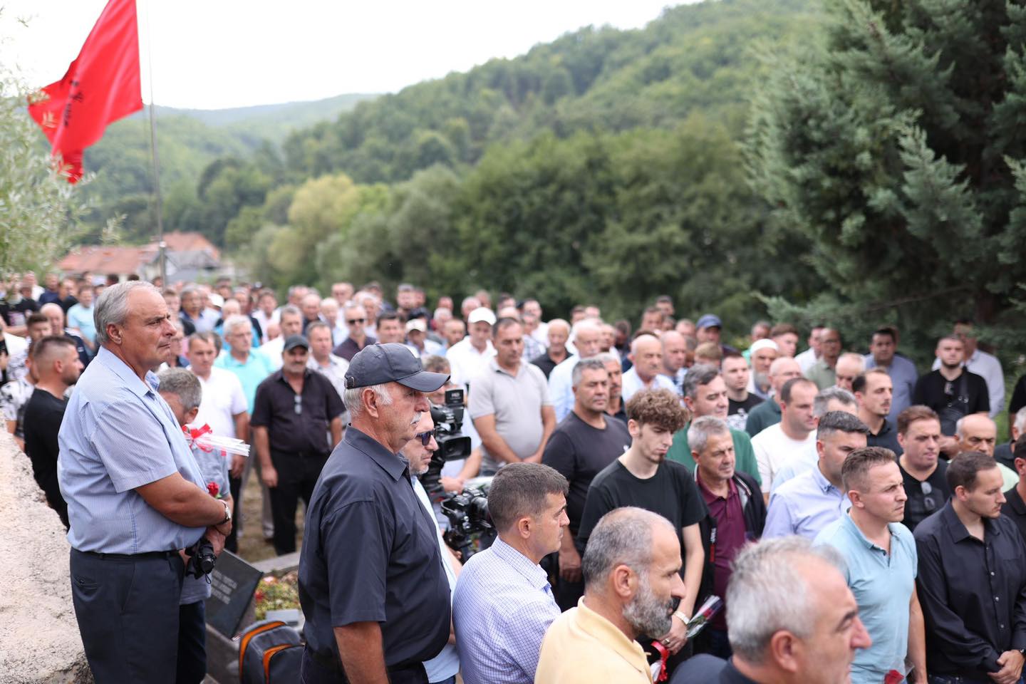 Shënohet 25 vjetori i rënies së Beqir Limanit, i pranishëm edhe djali i komandantit legjendar Adem Jashari (FOTO)