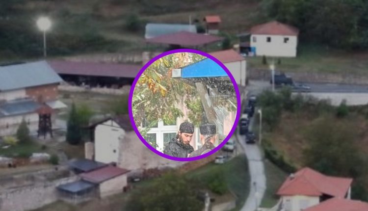 Klerikët fetar serbë shihen në Prishtinë tek stacioni i Policisë..