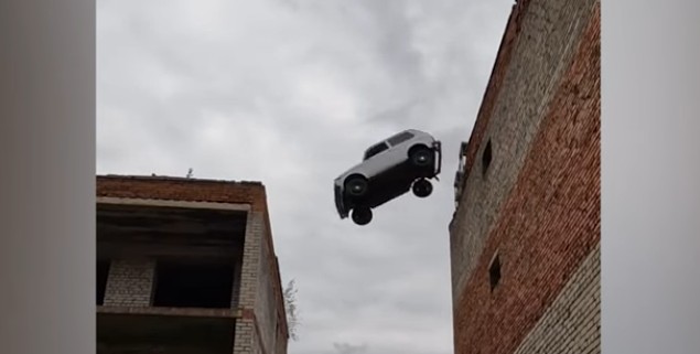 Tentoi të “kërcej” nga çatia në çati, më pas ra nga maja e ndërtesës (VIDEO)