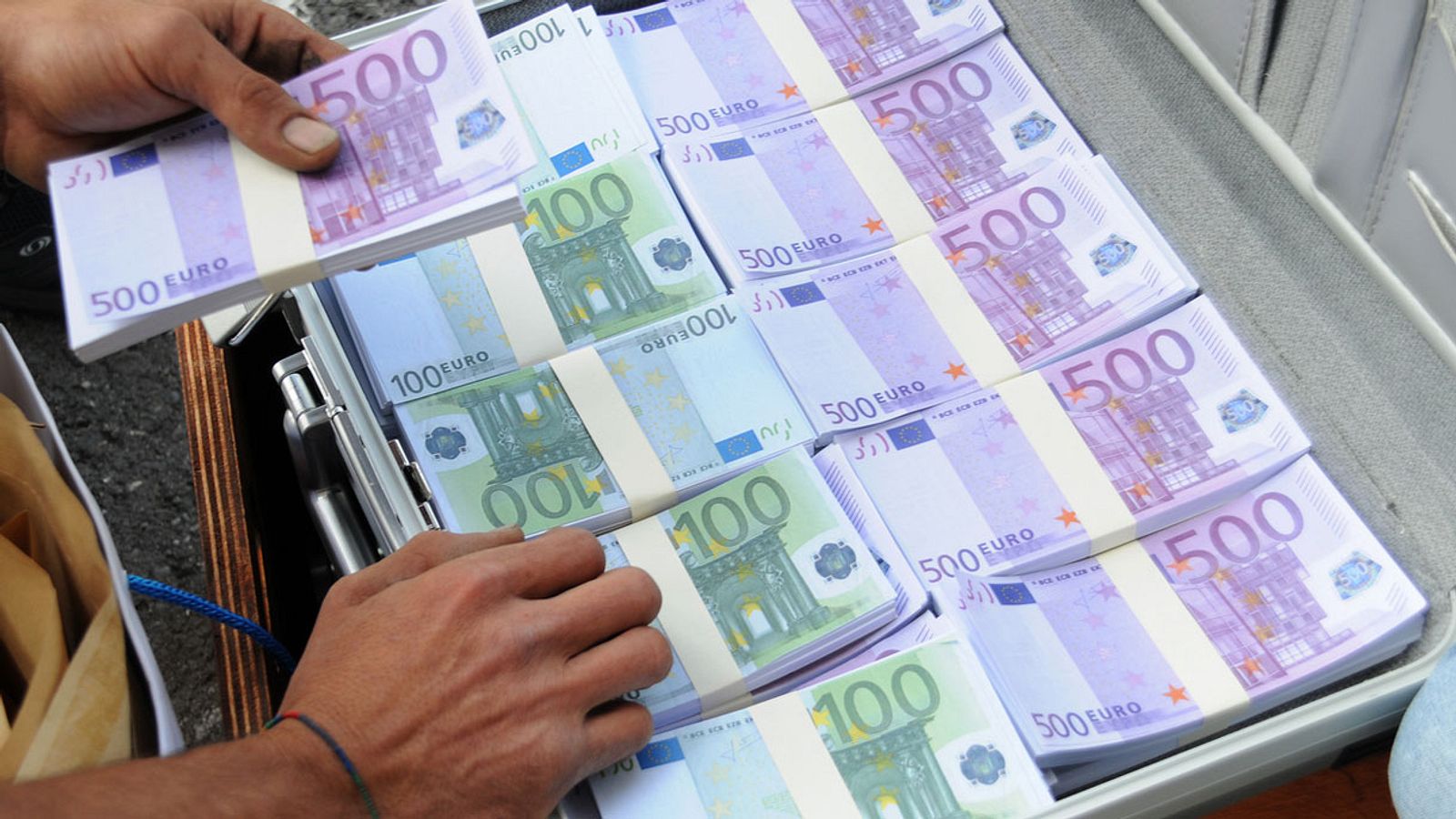 Banka i kalon gabimisht 10 milionë euro, i riu niset të blejë makinën e ëndrrave, por e ndalon nëna