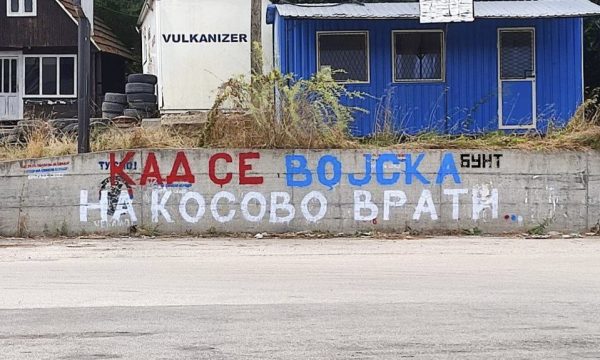 Grafite serbe “Kur ushtria të kthehet në Kosovë” shfaqen në Kosovë..!