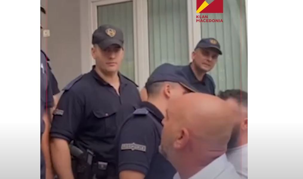 “Vrasës, hajnat në burg” protestuesit brohorasin para gjykatës së Tetovës (Video)