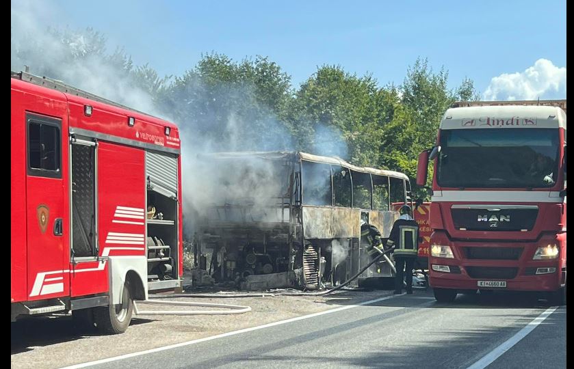 Digjet autobusi në rrugën Gostivar-Kërçovë..(FOTO)