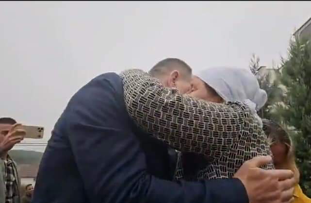 Hysni Gucati arrin te familja në Skenderaj, nëna e pret mes lotësh (FOTO)