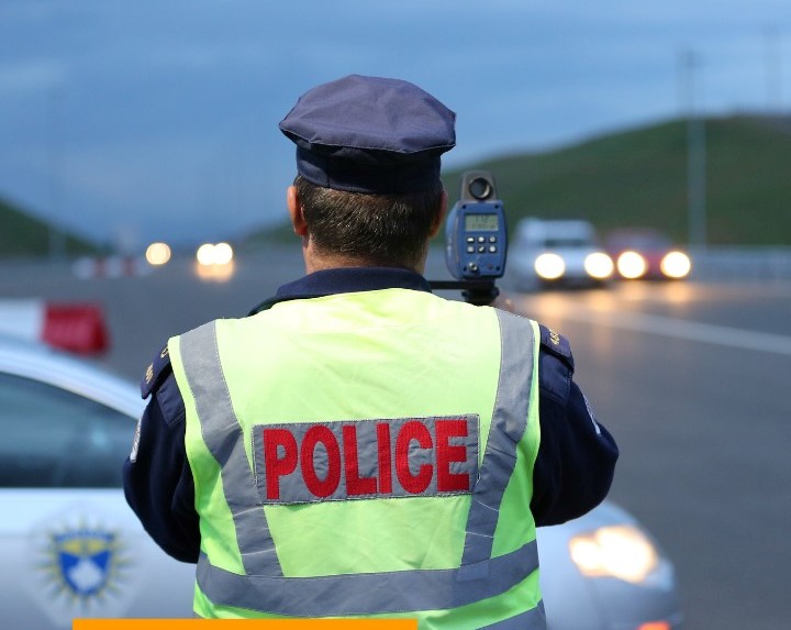 U ndalën në radar, dy gra i rrahin policët..!