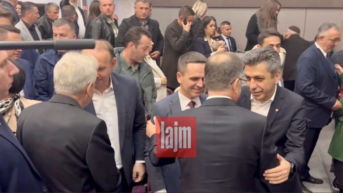 Ahmeti përshëndetet me Mexhitin, Kasamin e Gashin! Liderët shqiptar i bashkoi manifestimi për Ditën e Alfabetit në Manastir! (Video)