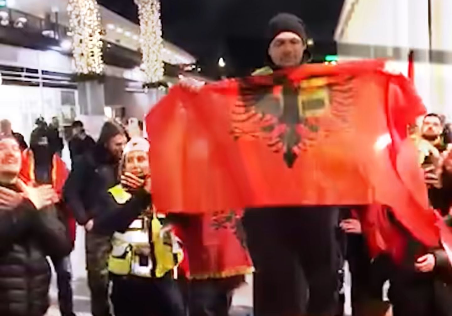 Policia në Köln të Gjermanisë bëjnë simbolin e shqiponjës dhe festojnë me flamurin kuqezi..(VIDEO)