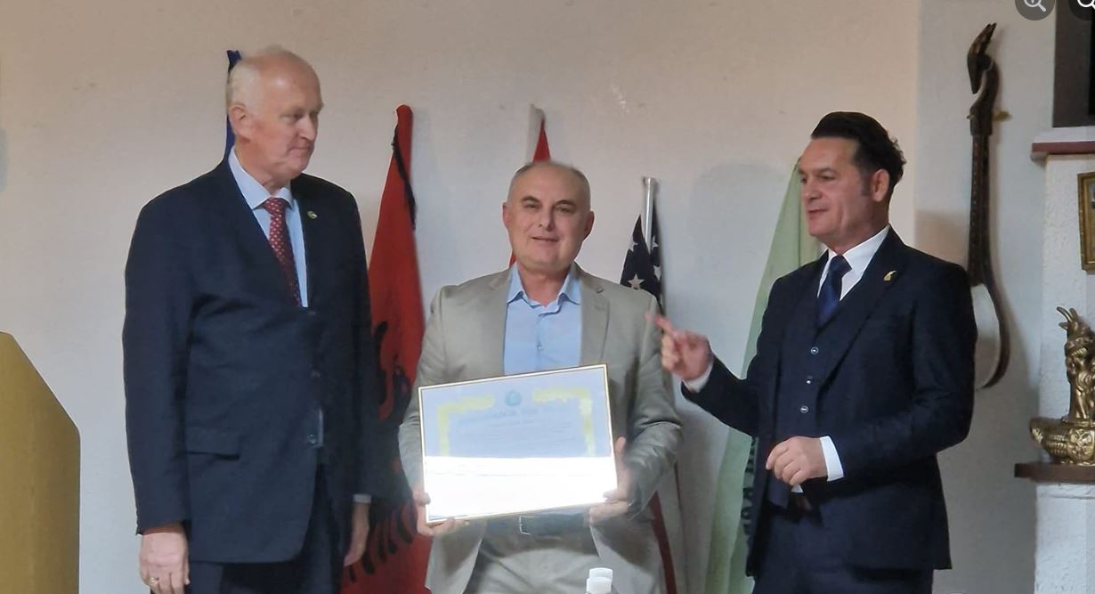 Aktivisti Kërçovar nga Austria Enver Abazi merr titullin Ambasador i paqes (FOTO)