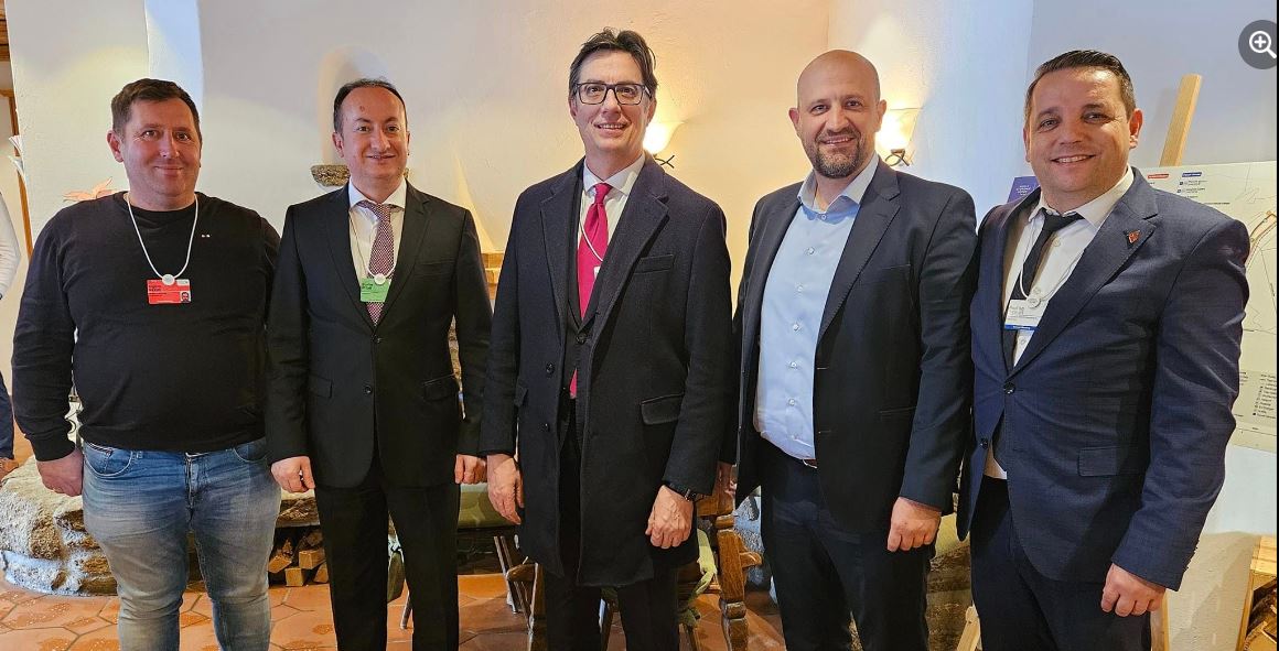 Presidenti Pendarovski takon Kërçovarët në Davos të Zvicrës (FOTO)