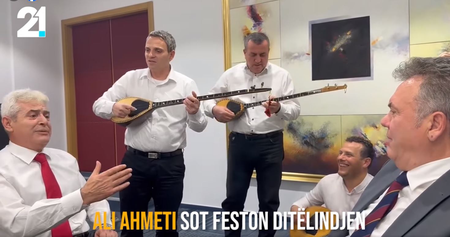 Ali Ahmeti sot ka ditëlindjen, ja si ja uron Artan Grubi..(VIDEO)