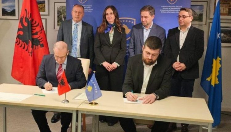 Bashkohen shkollat shqipe në Zvicër , marrëveshja firmoset në prani të tre ambasadorëve shqiptarë..