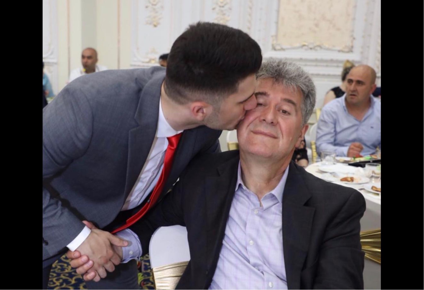 Këngëtari kërçovar Bledian Ajroja me letër prekëse për ditlindjen e babait të ndjerë
