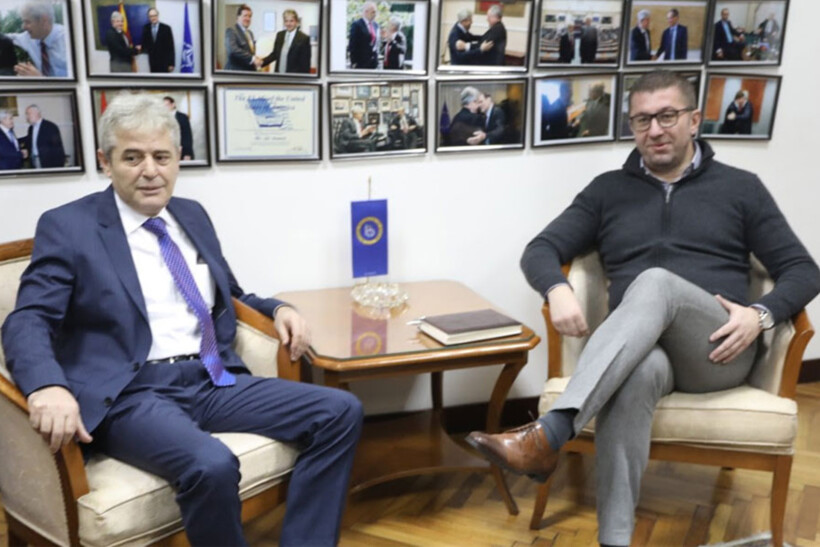 Mickoski e Ahmeti vazhdojnë përplasjet verbalem, sa te mashtrojnë poupullin në fund do bëhen bashkë..