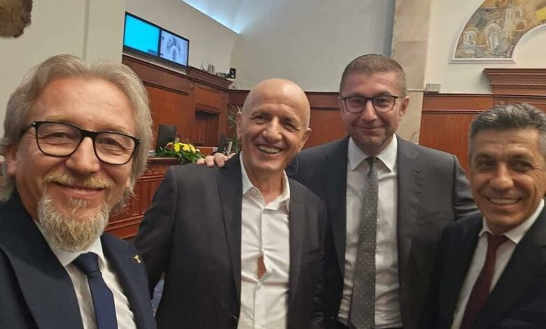 Ismail Jahoski në foto me Mickoskin dhe deputetët e VLEN..