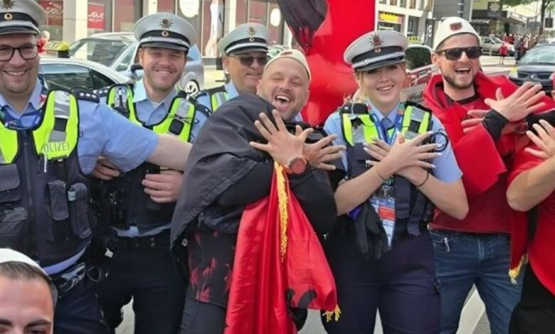 Atmosferë e zjarrtë! 🔥 Policët gjermanë festojnë me tifozët shqiptarë në Dortmund..🔥