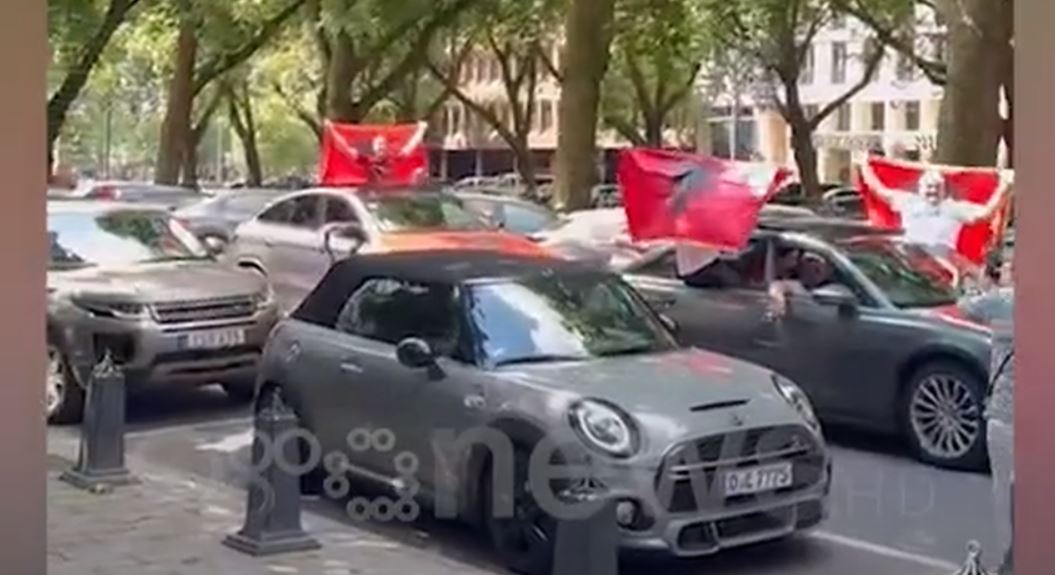 Ndeshja ndaj Spanjës, varg makinash me flamurin shqiptar në rrugët e Duseldorfit..(VIDEO)
