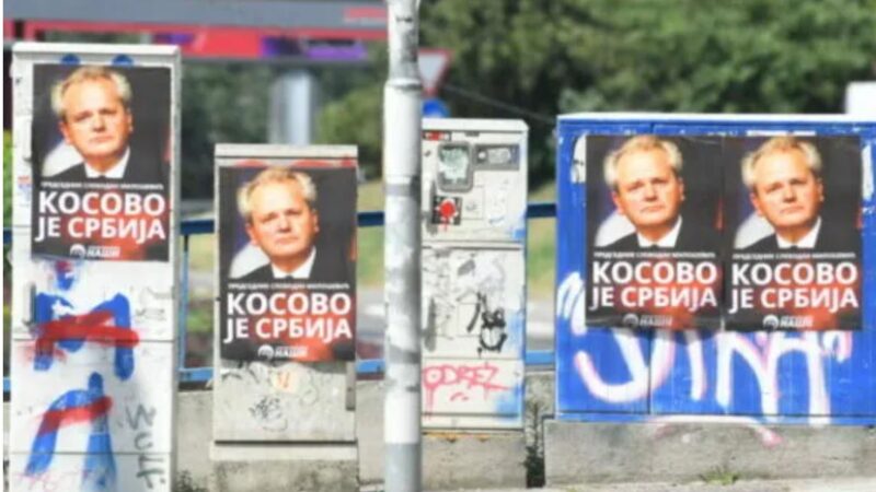 Në Beograd shfaqen pllakata me foton e Millosheviqit dhe “Kosova është Serbi”..!