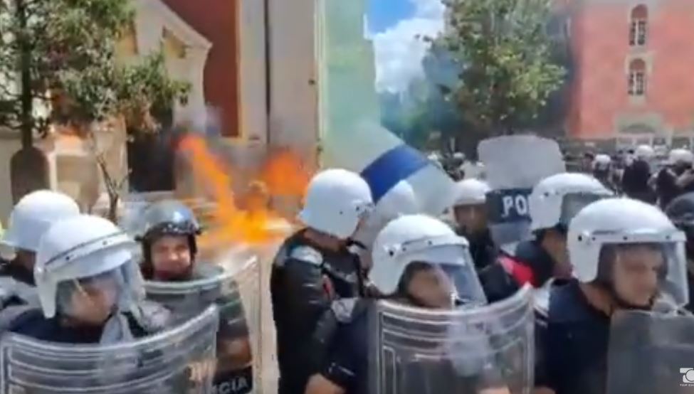 Situatë shum e tensionuar momentalisht në Tiranë..! (VIDEO)