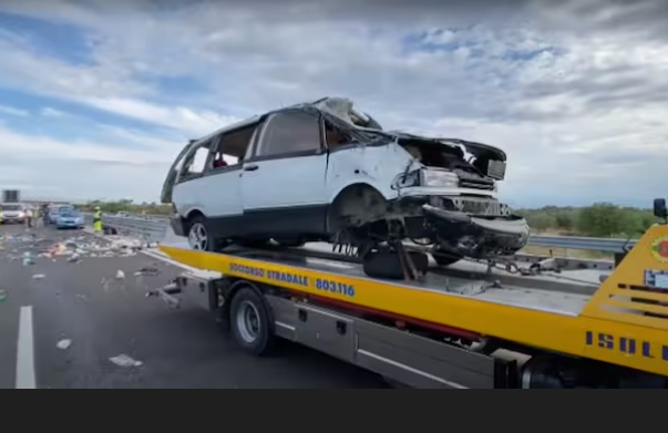 Një familje nga Zvicra aksidentohet me furgon në Itali, vdes një nënë 44-vjeçare, lëndohen gjashtë të tjerë..