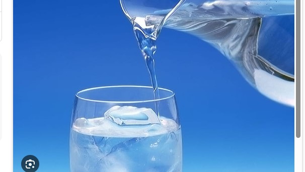 A e dini sa gota ujë duhet të pini në ditë..?!