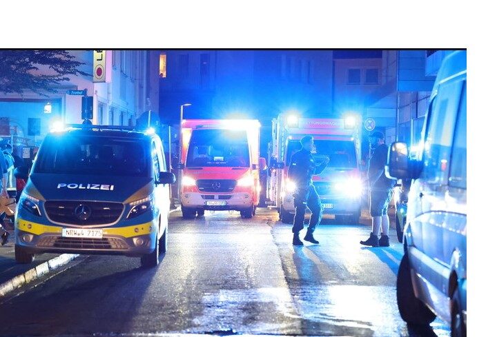 Një grua sulmon njerzit me thikë mbrenda autobusit në Siegen të Gjermanisë