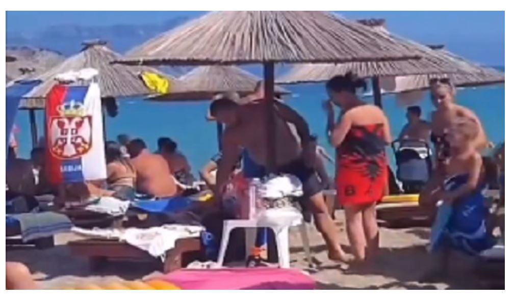 Skandaloze! Serbët përzënë nga plazhi familjen shqiptare! Ja arsyeja.. (VIDEO)