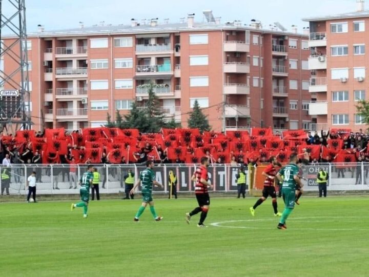 Policia ndaloi flamurin shqiptar në stadium, por nuk i ndaloi dot dy golat e Fiton Ademit..