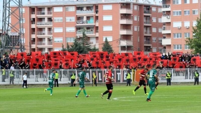 Policia ndaloi flamurin shqiptar në stadium, por nuk i ndaloi dot dy golat e Fiton Ademit..