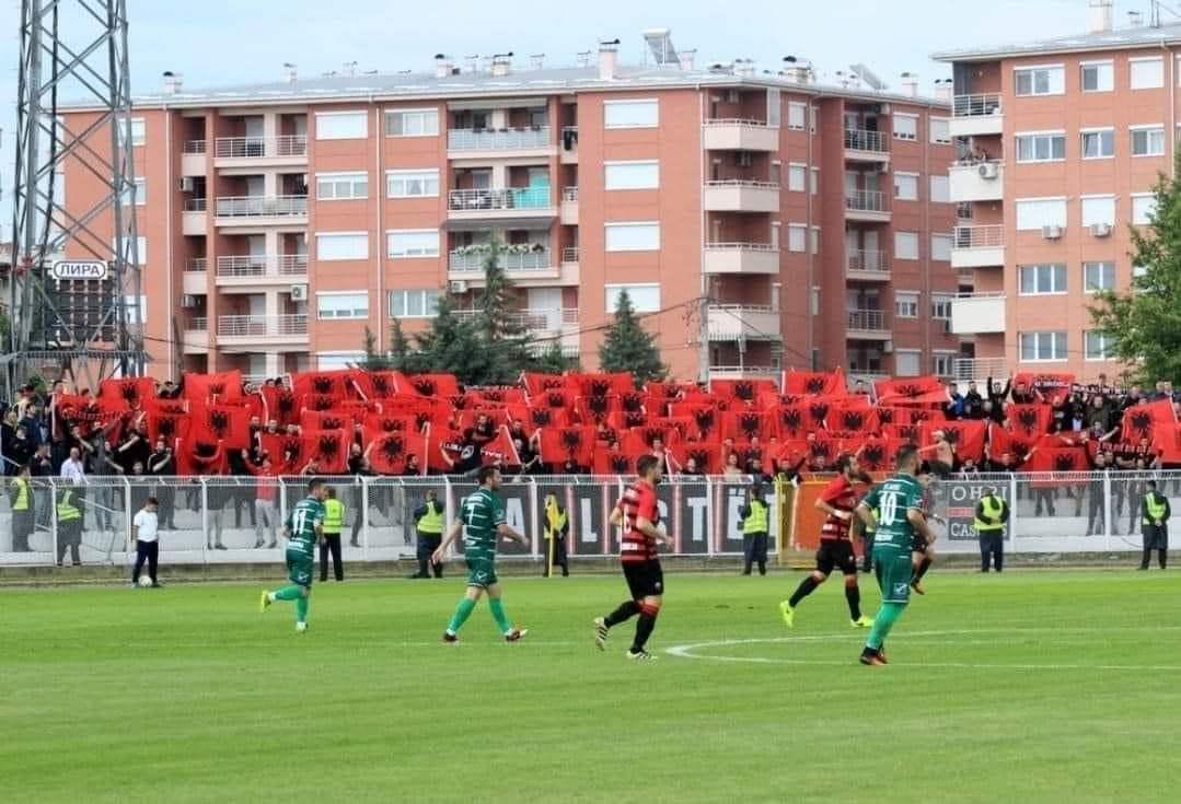 Policia ndaloi flamurin shqiptar në stadium, por nuk i ndaloi dot dy golat e Fiton Ademit..