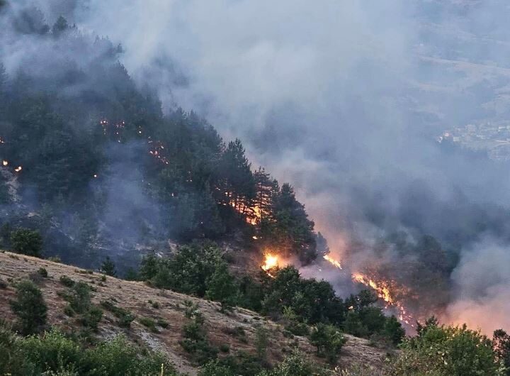 Zjarri në Zajaz të Kërçovës përsëri aktiv! Aktivizohet dhe ushtria..