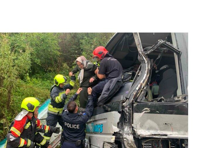 Aksident i rëndë në Carralevë, përplasen kamioni me autobusin !