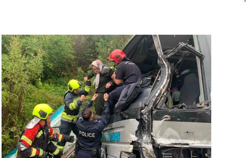 Aksident i rëndë në Carralevë, përplasen kamioni me autobusin !