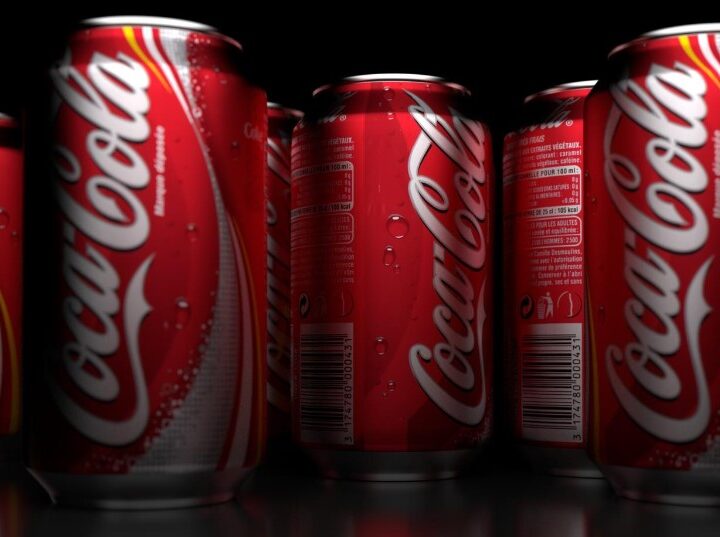 Coca Cola po tërheq 28 milionë shishe, gjenden copa të vogla metali brenda !