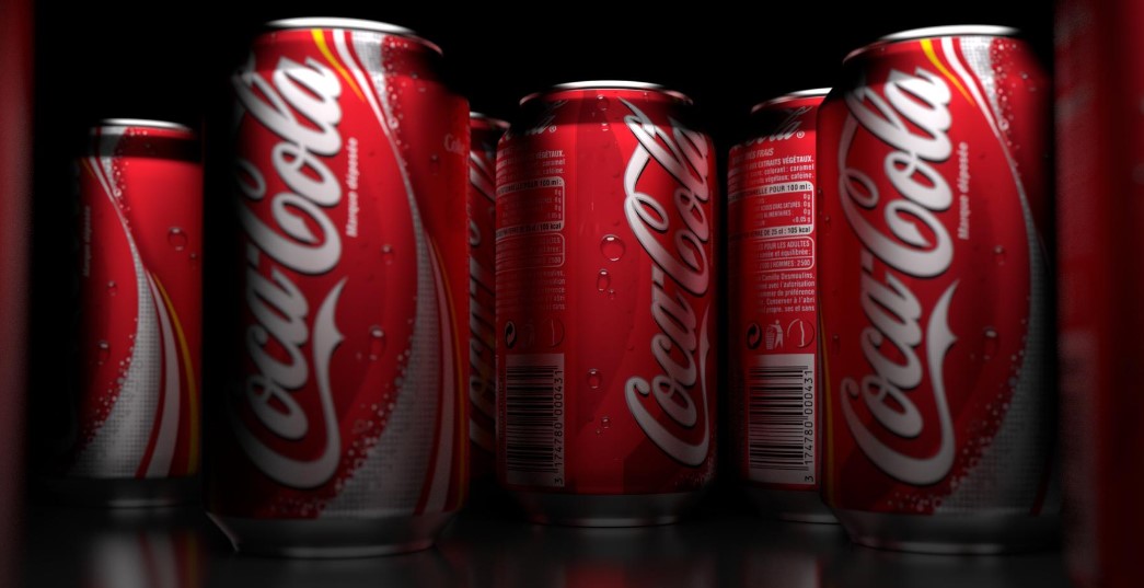 Coca Cola po tërheq 28 milionë shishe, gjenden copa të vogla metali brenda !