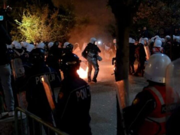 Eskalon situata në Shqipëri! Protestuesit hedhin molotov drejt Bashkisë së Tiranës..