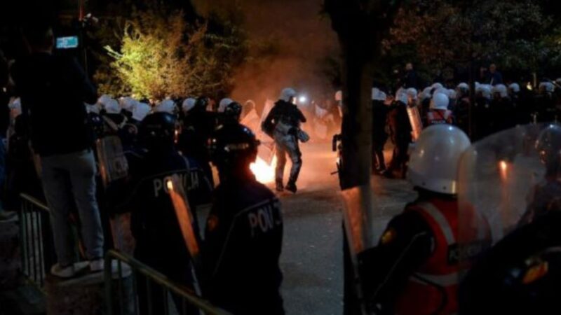 Eskalon situata në Shqipëri! Protestuesit hedhin molotov drejt Bashkisë së Tiranës..